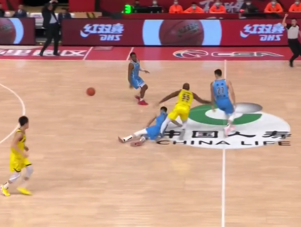  药厂边锋争议庆祝动作引发舆论风波  